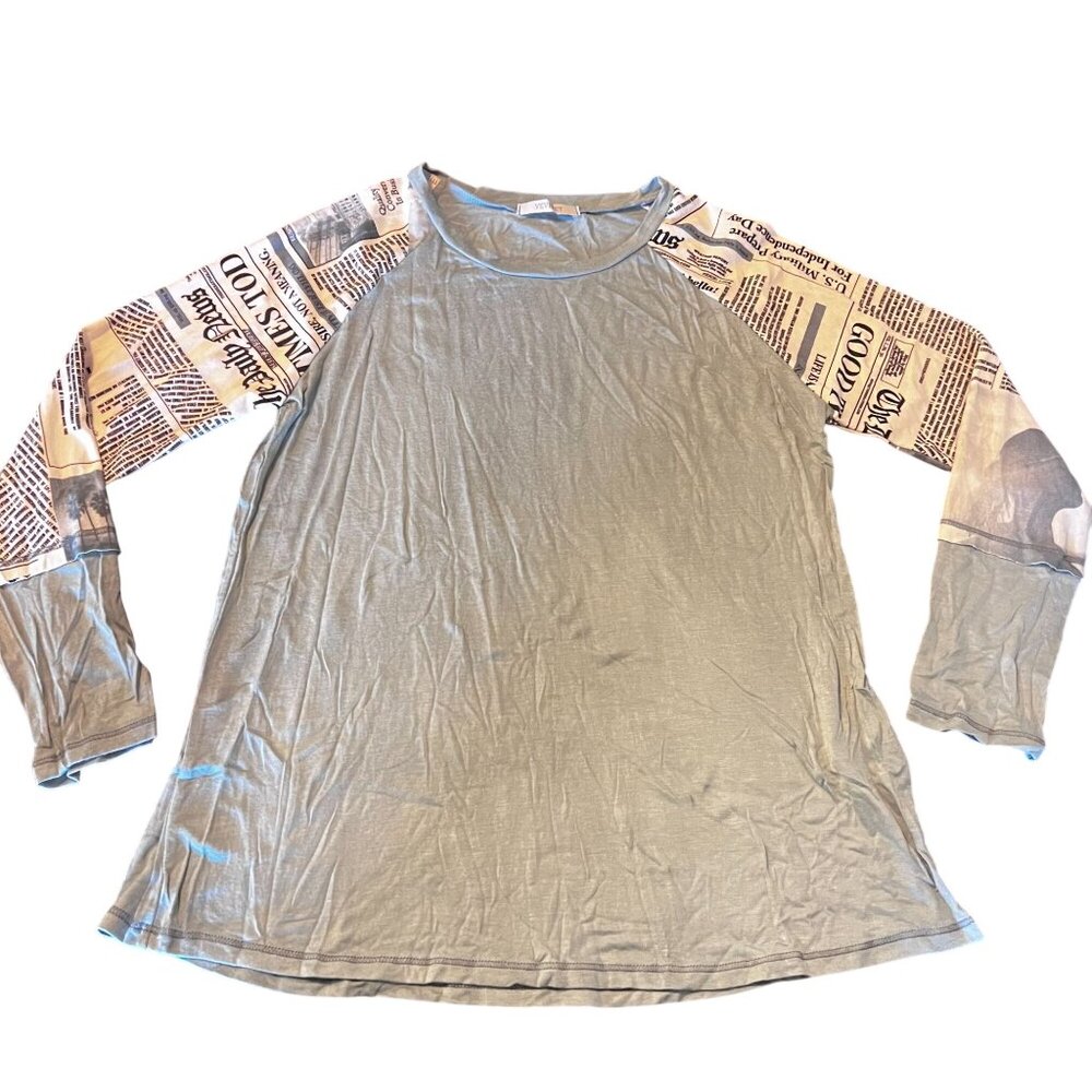 womens Newspaper Print Sleeve‎ Raglan Top By Veveret Light Blue NWOT